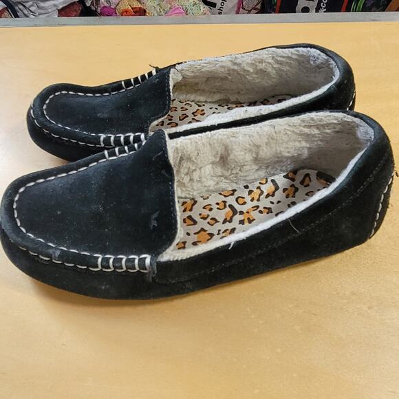 UGG Slippers- Black in color- size 6 - Picture 3 of 6